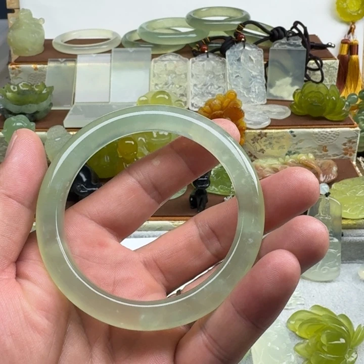 百***鹅未镶嵌蛇纹石玉颈饰