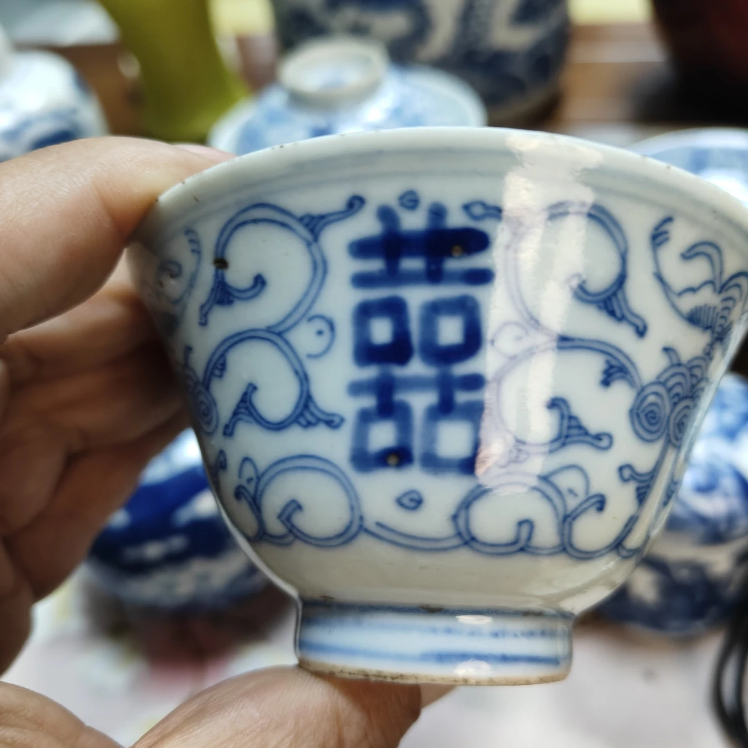 青花缠枝莲花纹喜字杯有瑕疵