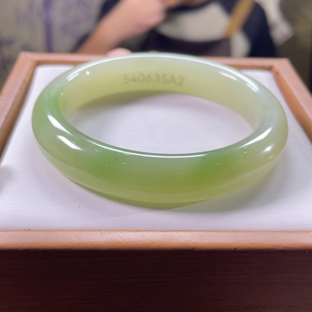 和田玉未镶嵌手镯54圈