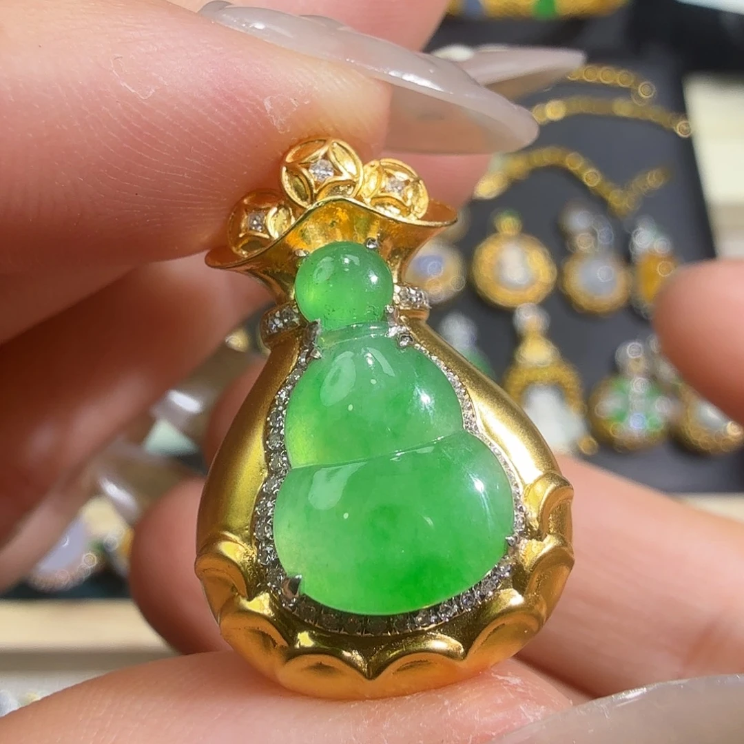 翡翠18K金镶嵌颈饰