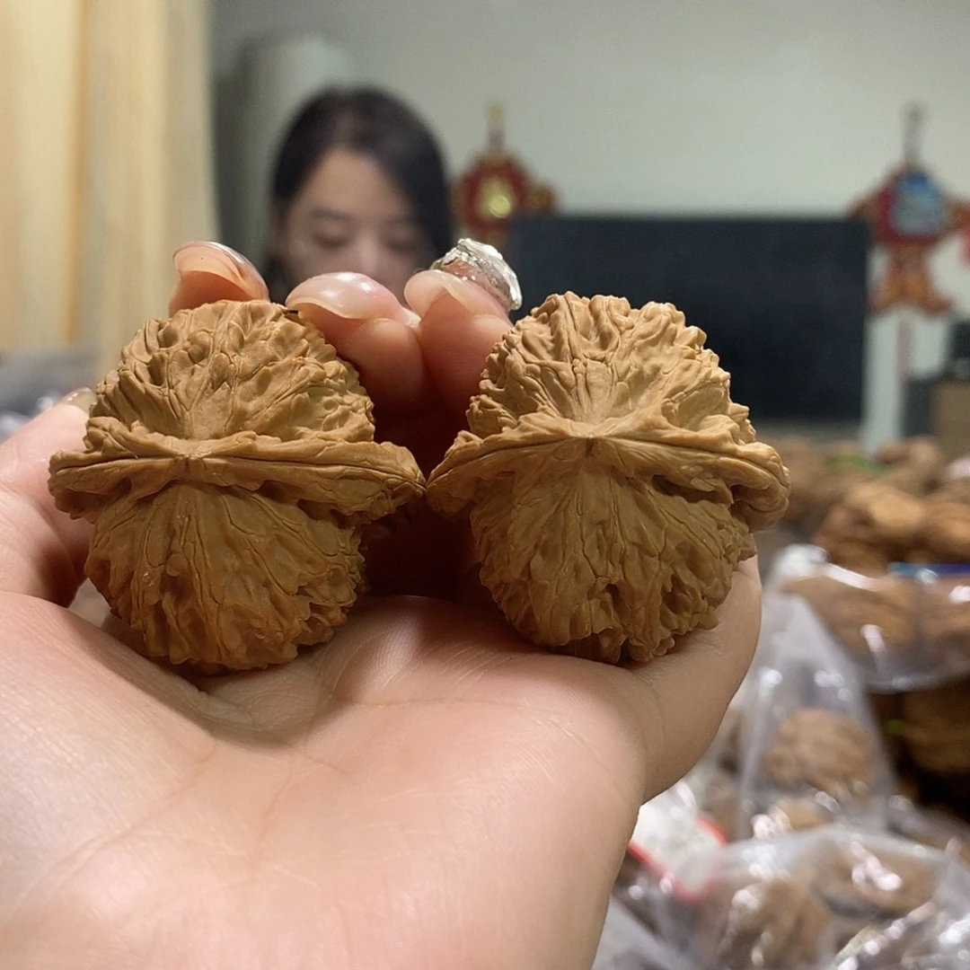 把件文玩核桃41白狮子有水尖