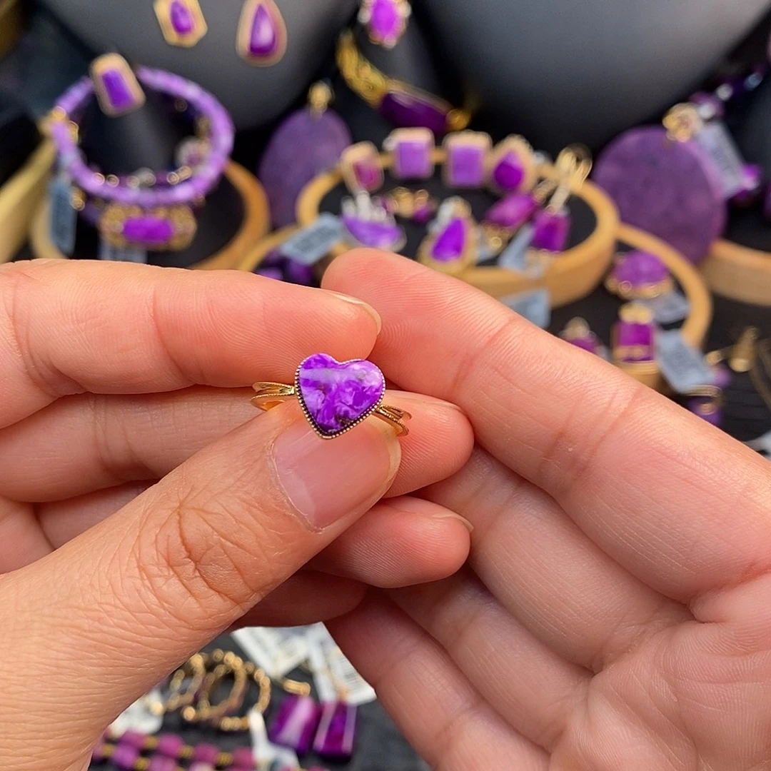 18K金镶嵌苏纪石（舒俱来）戒指