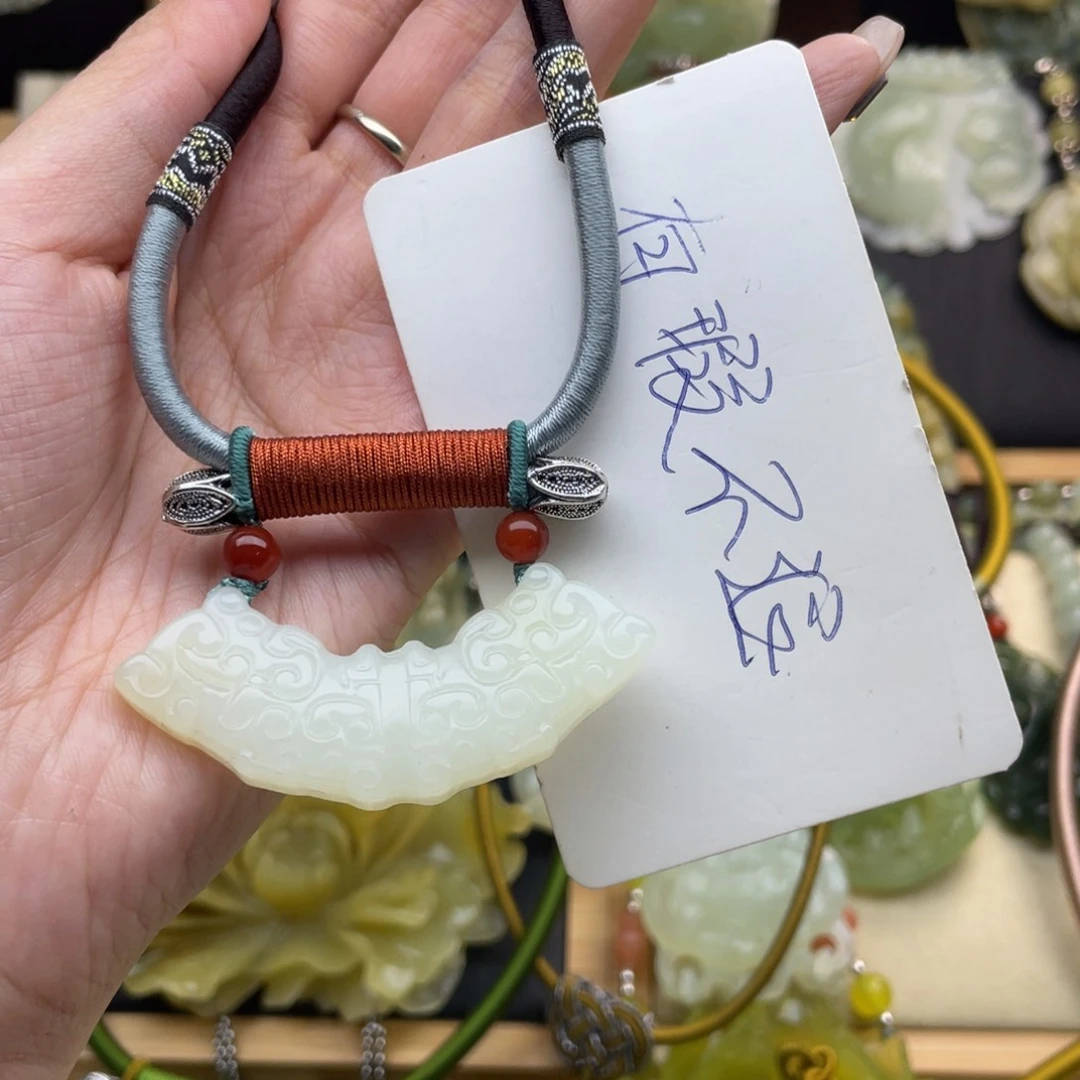 蛇纹石玉颈饰未镶嵌