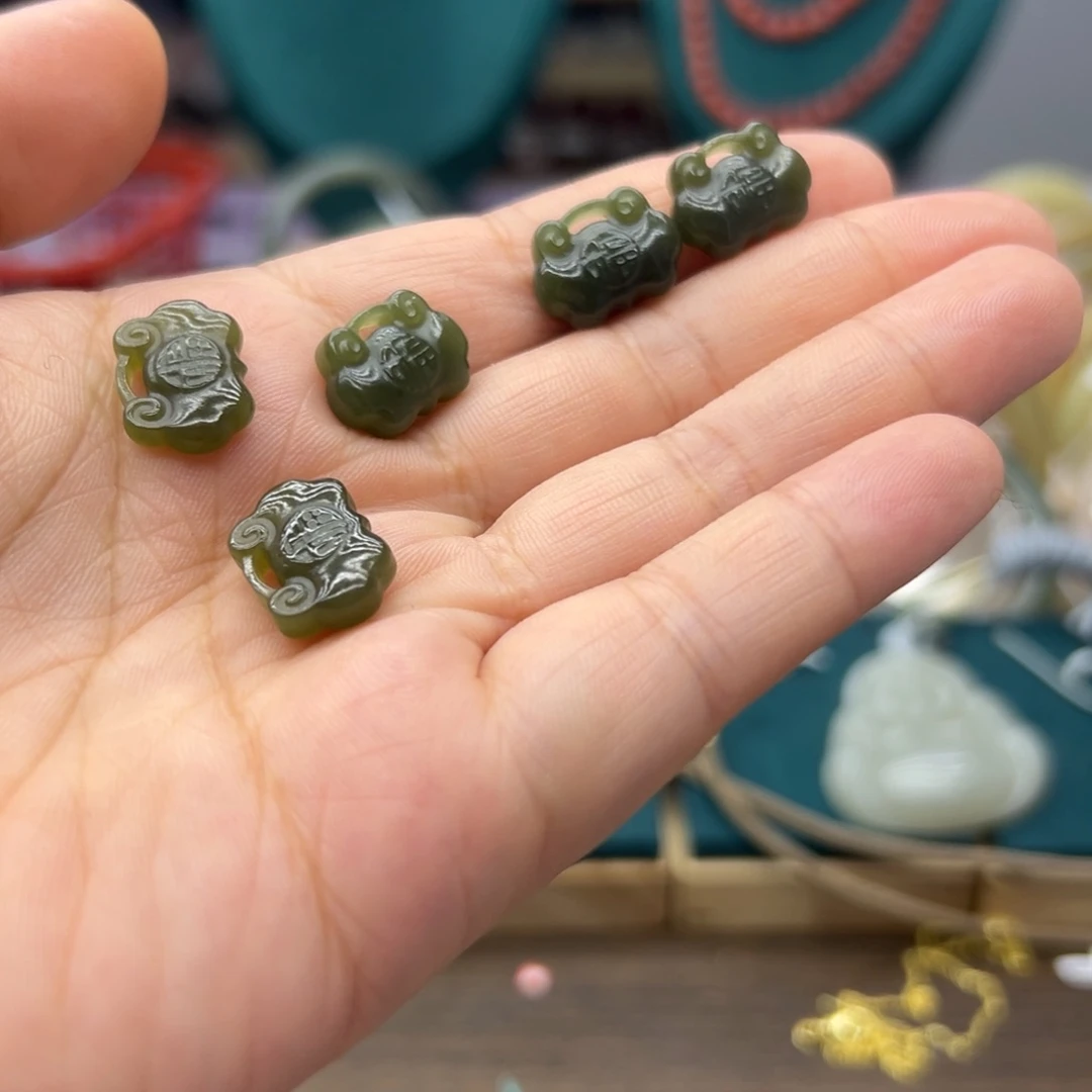 和田玉未镶嵌颈饰小锁