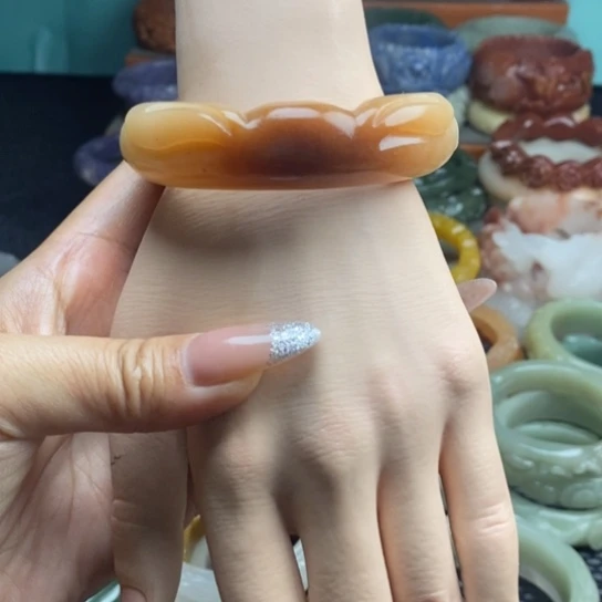 石英质玉未镶嵌雕花手镯