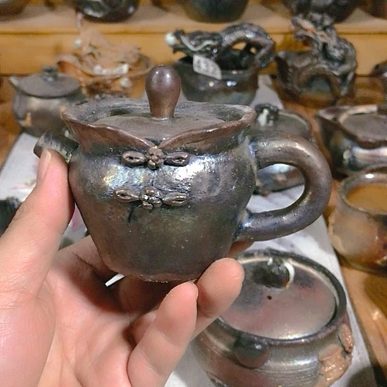 瓷片微瑕的旗袍茶壶