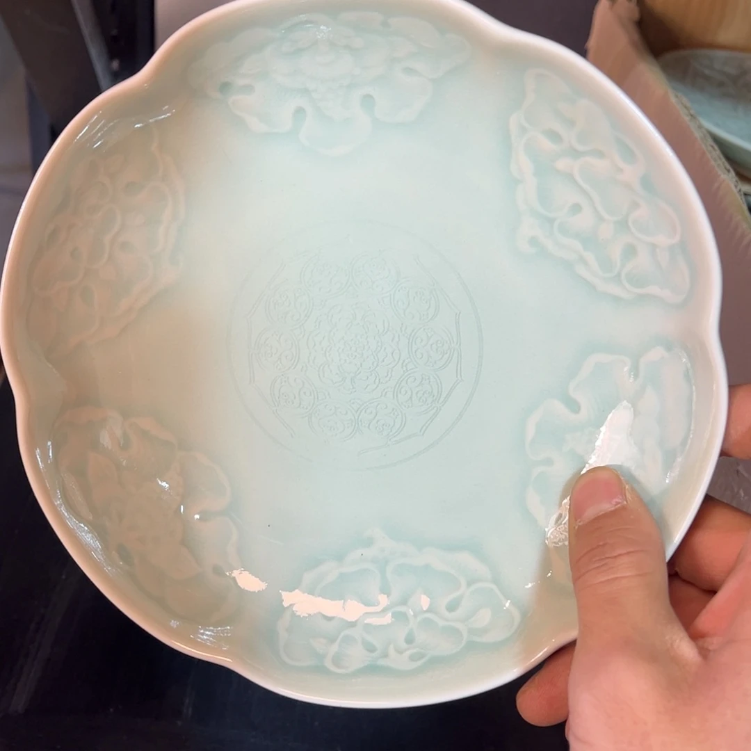 瓷微瑕天青色花口盘特价