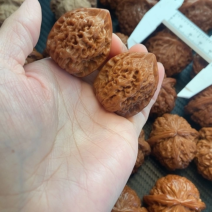 木质类官帽手捻核桃。