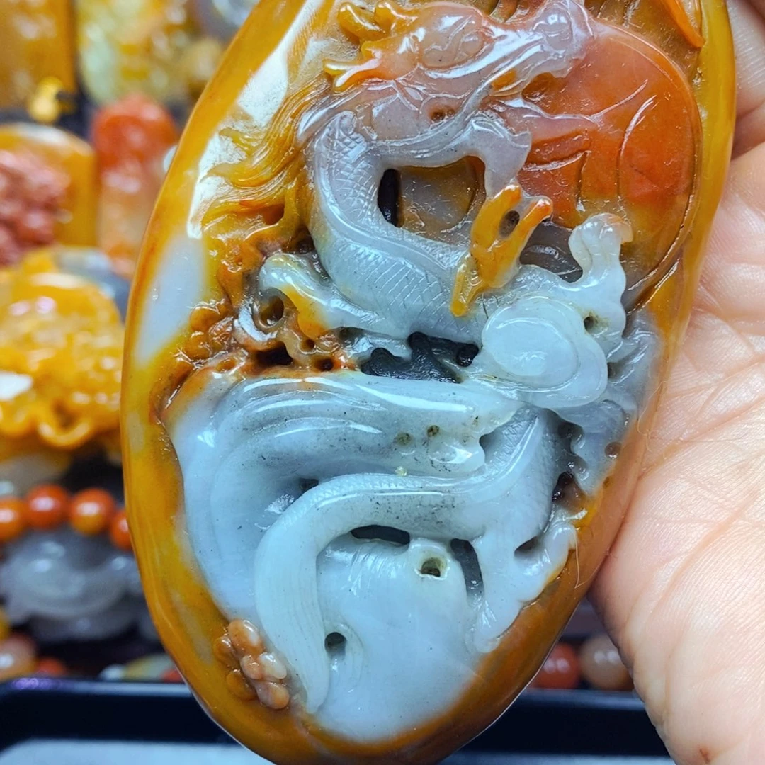 未镶嵌石英质玉（黄龙玉）颈饰