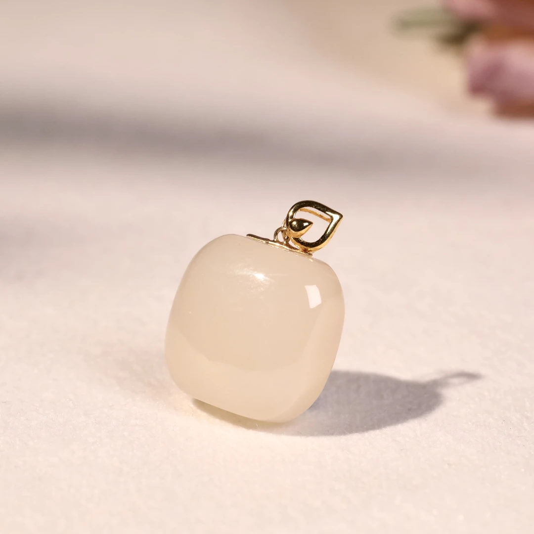 正宗新疆和田玉青海藕粉小方糖18k金镶嵌藕粉小方糖上等品质吊坠