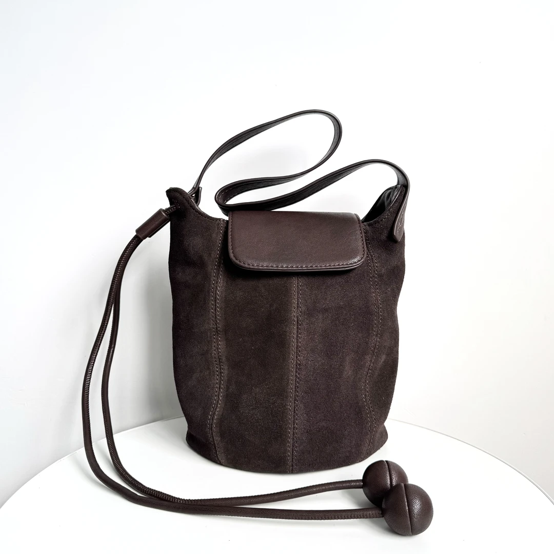 小众精致复古咖啡色单肩斜挎水桶包