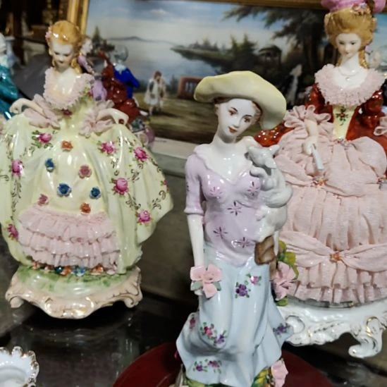 陶瓷抱狗的女孩 特价出不退换 高29厘米