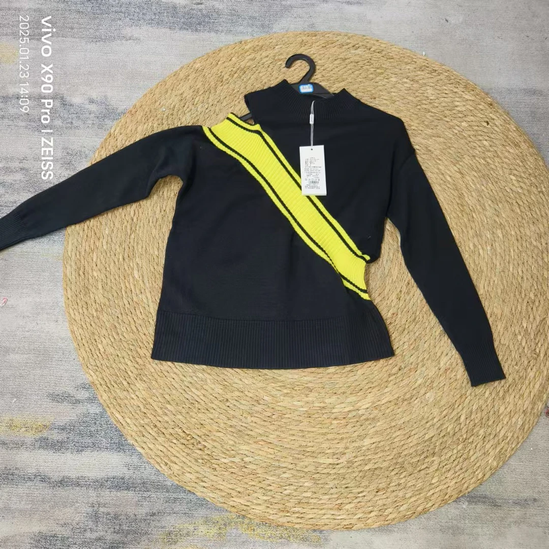 唯琳剪标 98仓A6-8-9829款 黑色露肩圆领长袖针织衫