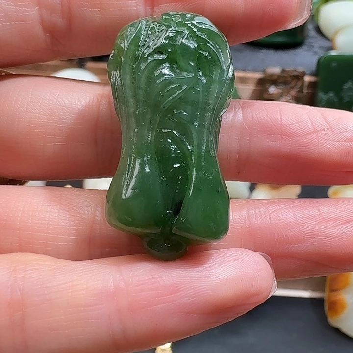 和田玉未镶嵌吊坠(赠链)碧玉果绿