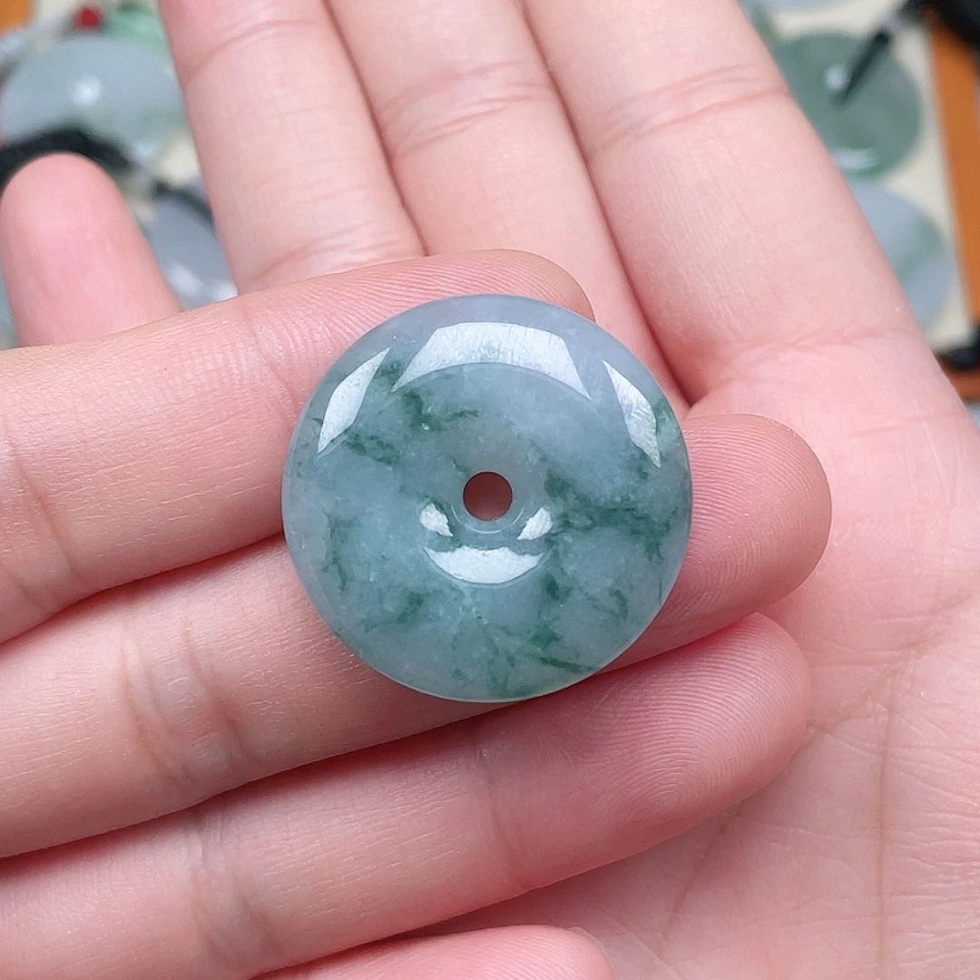 翡翠未镶嵌颈饰平安扣