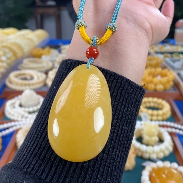 琥珀未镶嵌珠宝奇石20.55鸡油红水滴吊坠