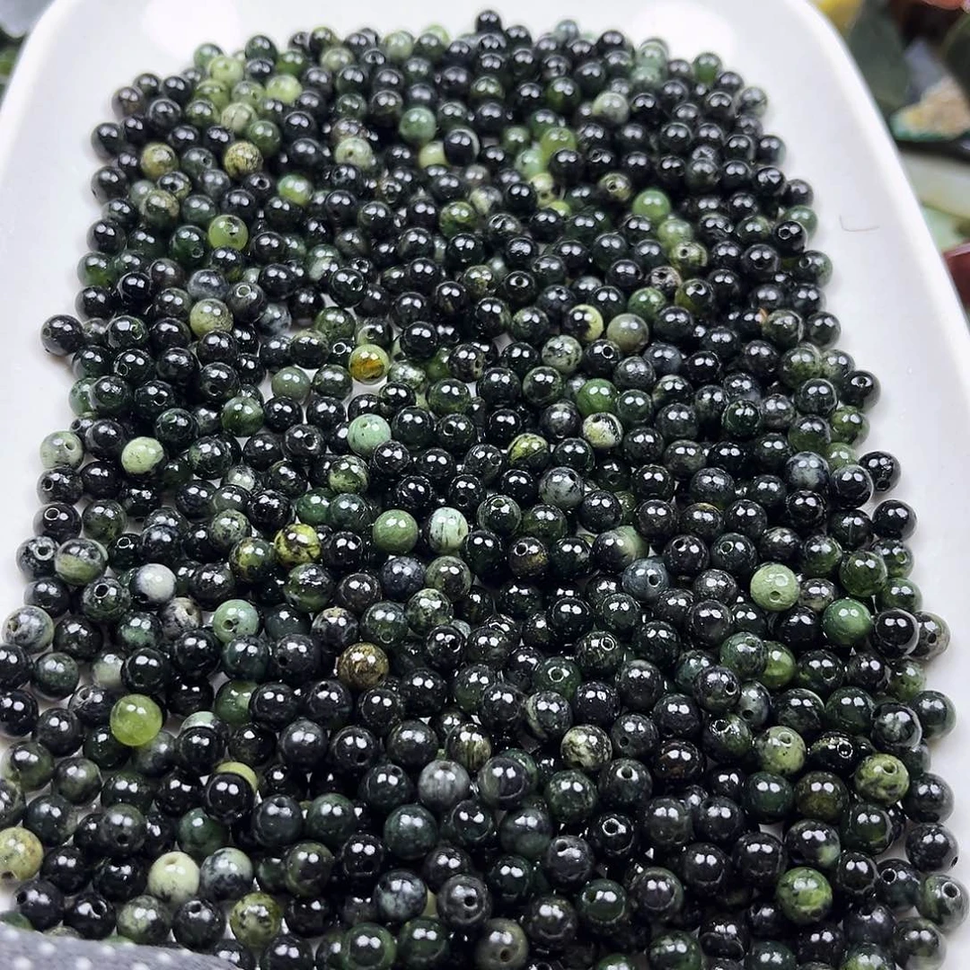 颈饰未镶嵌石英岩玉