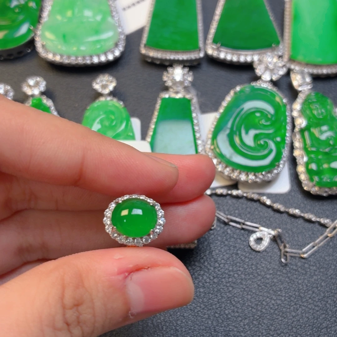 恬***雅翡翠银S925镶嵌颈饰