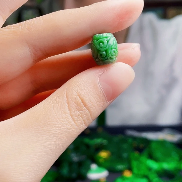 翡翠未镶嵌颈饰多样性