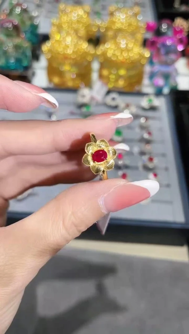 18K金镶嵌天然红宝石戒指花朵款