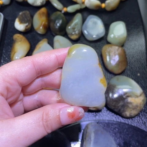 ←***←和田玉未镶嵌颈饰