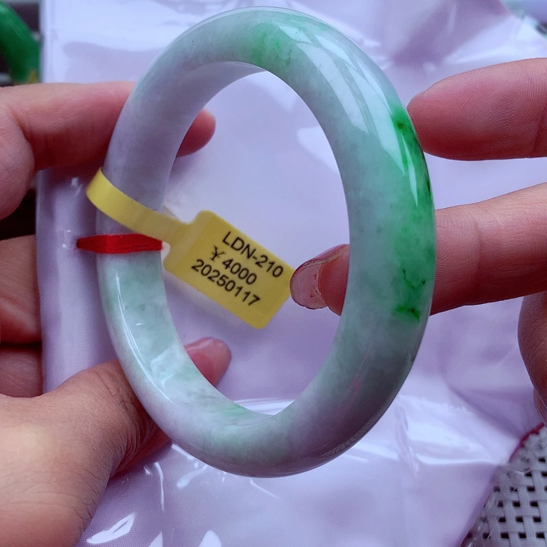 翡翠手镯未镶嵌翡翠