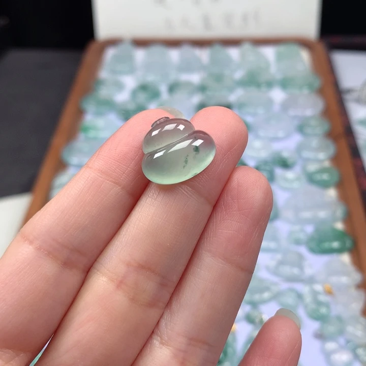 颈饰未镶嵌翡翠冰种晴底飘花葫芦