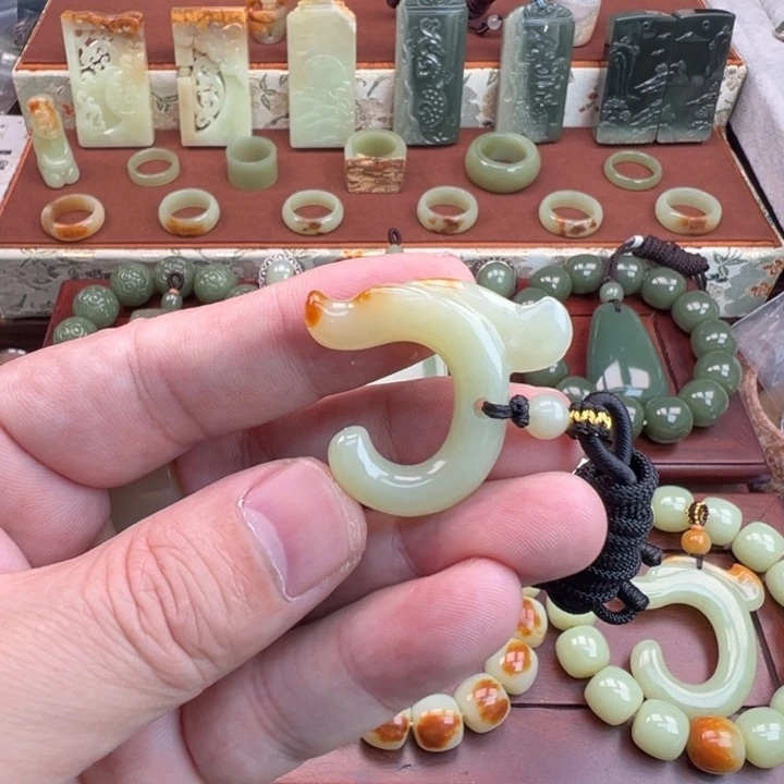 ****来岫岩河磨玉（透闪石质玉）未镶嵌颈饰