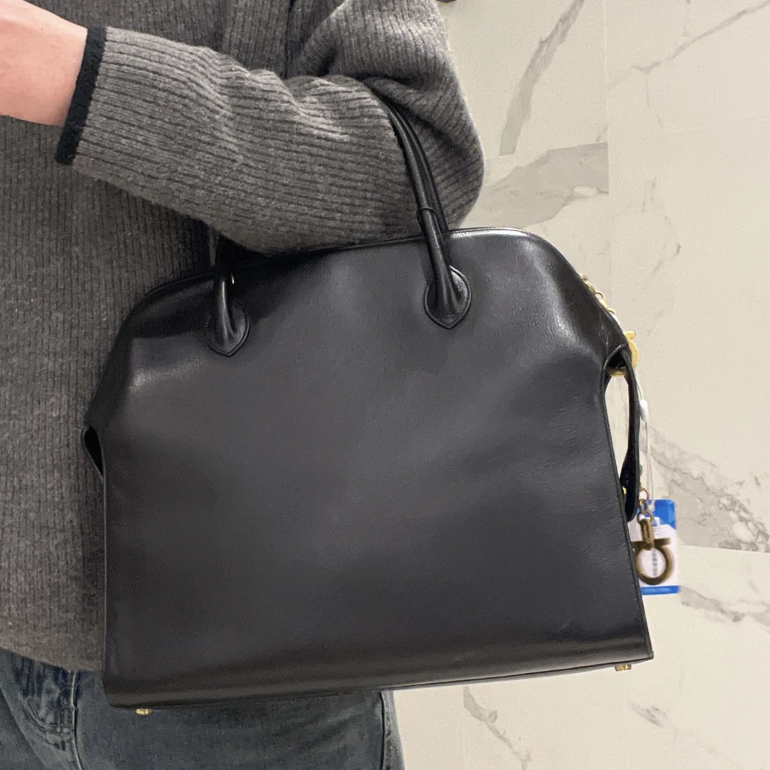 95新 FERRAGAMO/菲拉格慕 【涛】PP JM03 黑色皮面大贝壳托特手提包