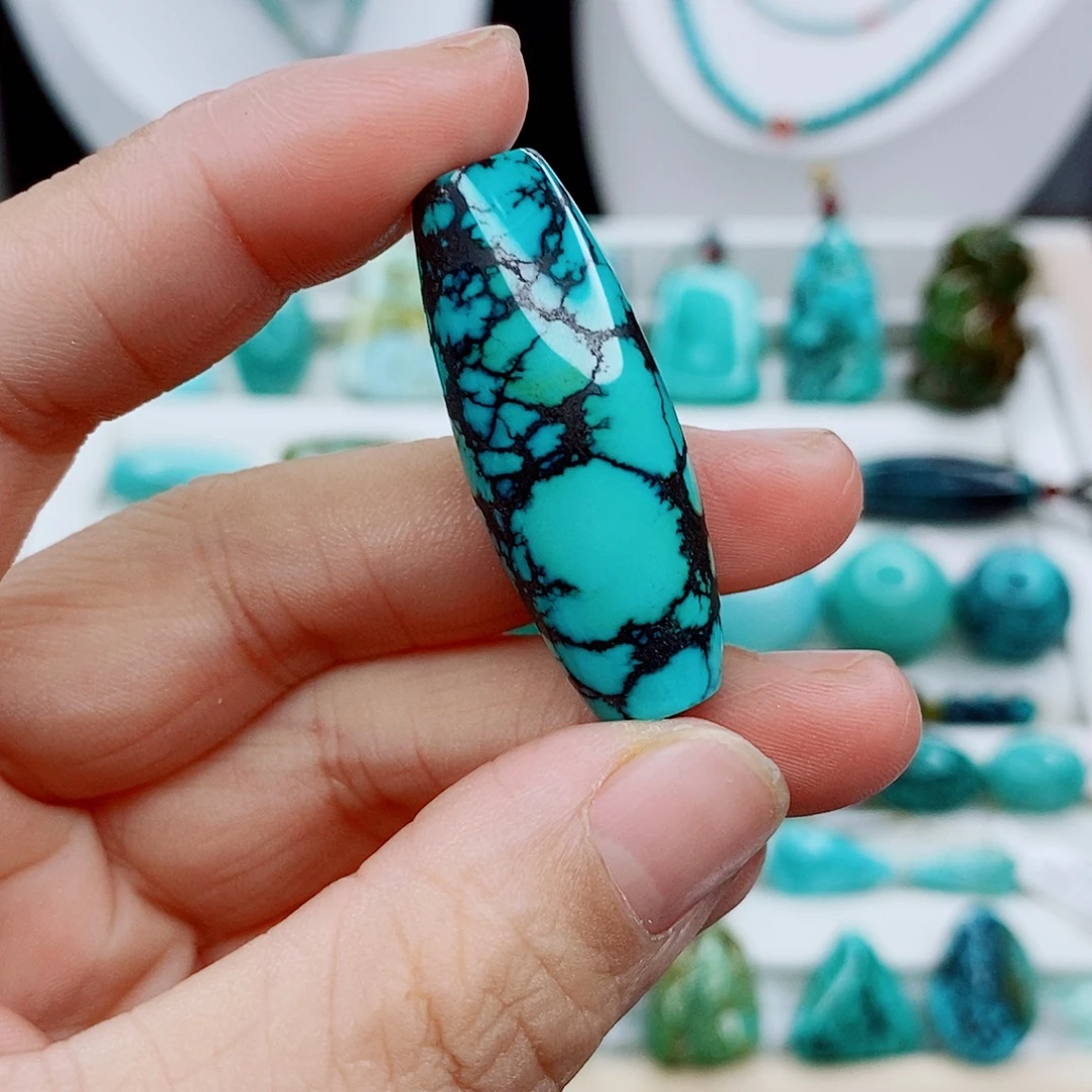 玉***措绿松石未镶嵌颈饰