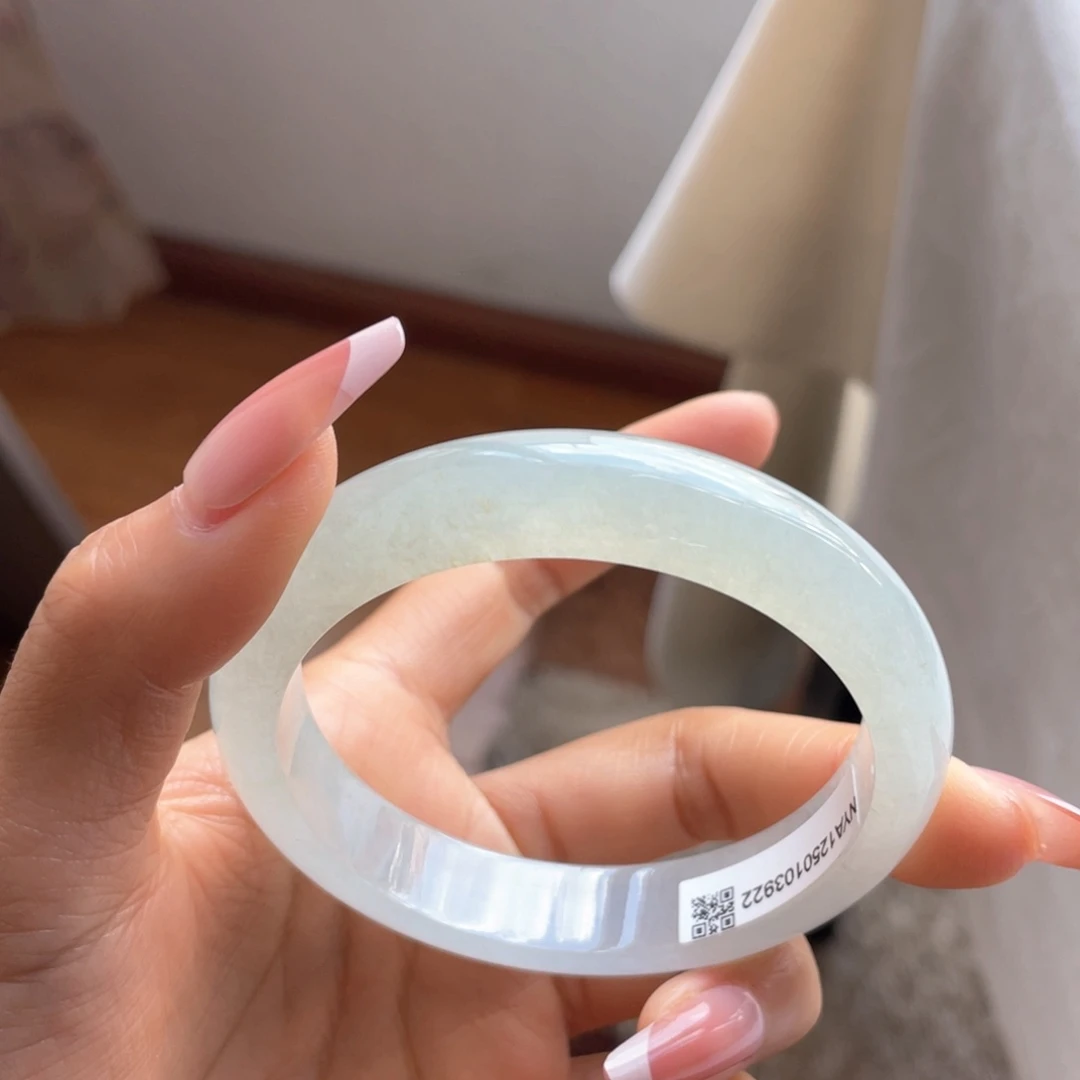 翡翠手镯未镶嵌种水