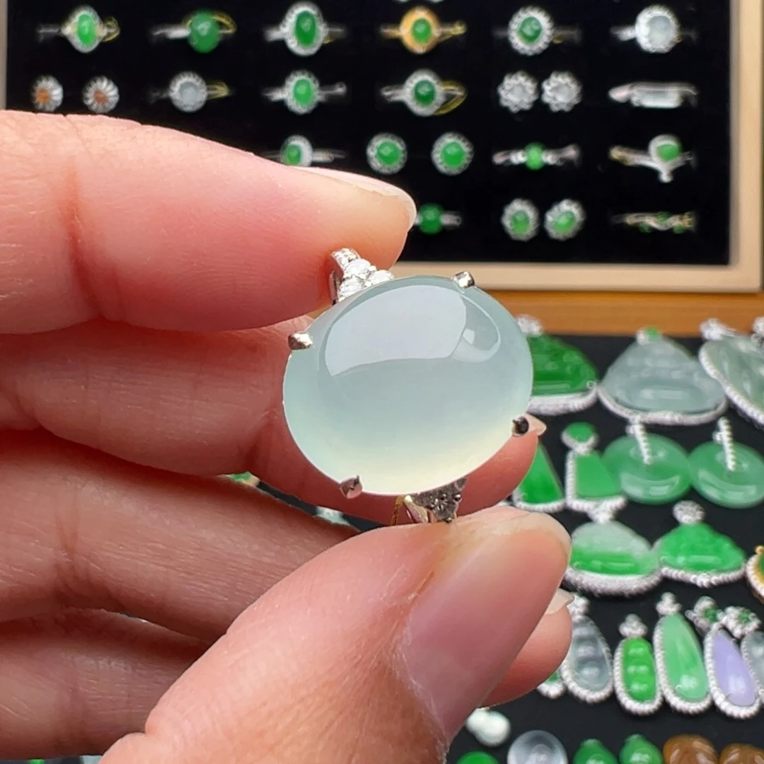 翡翠18K金镶嵌颈饰蛋