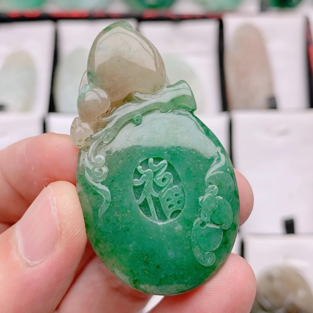 独山玉未镶嵌颈饰书**石