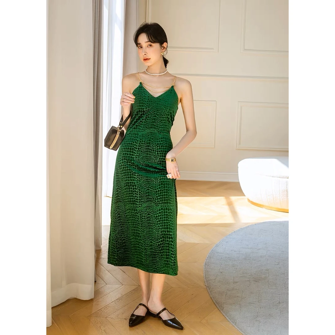 文文【UKKUSKUDIO】法式优雅丝绒吊带裙气质轻奢设计师时尚211487