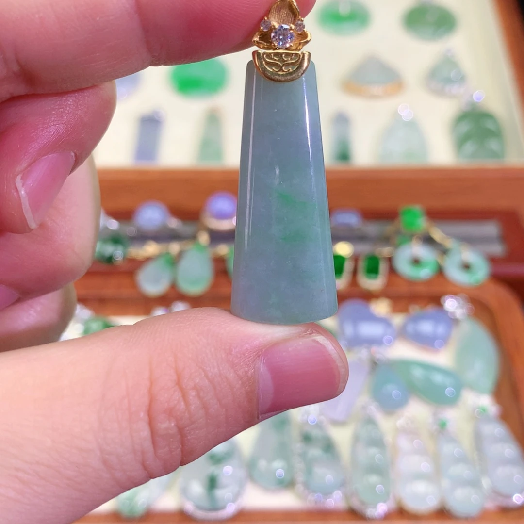 颈饰18K金镶嵌翡翠