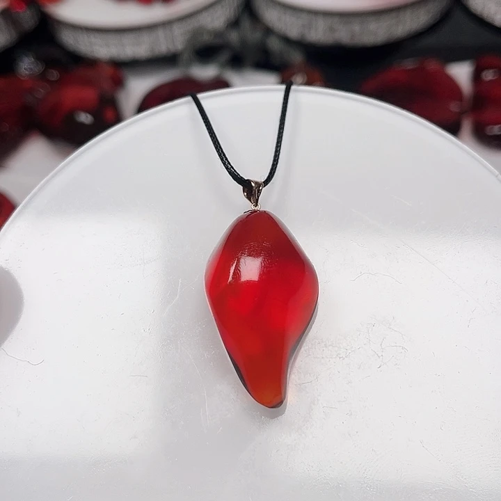 血珀颈饰18K金镶嵌m*天然血珀吊坠