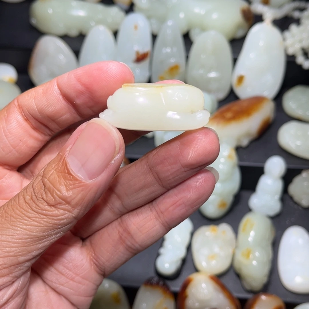 水***中和田玉未镶嵌颈饰