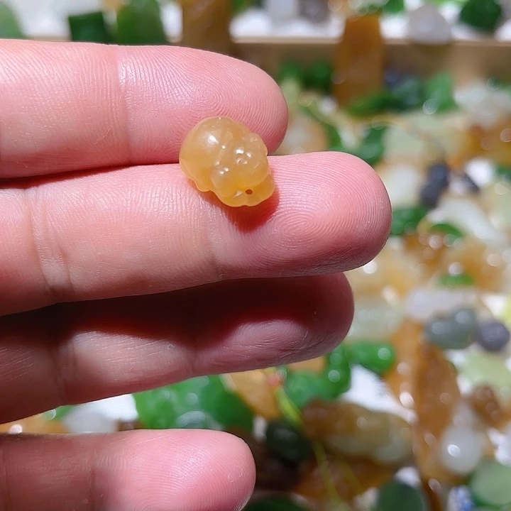 颈饰未镶嵌和田玉（糖玉）