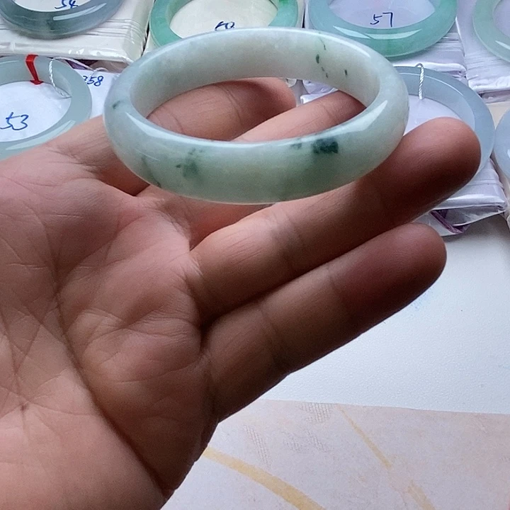 翡翠未镶嵌手镯1、正