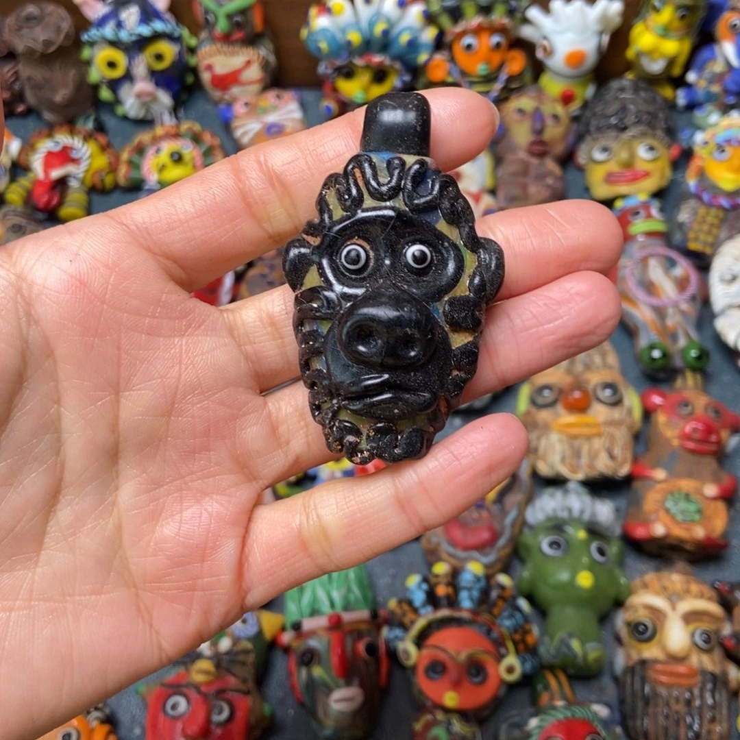 颈饰琉璃大黑猩猩