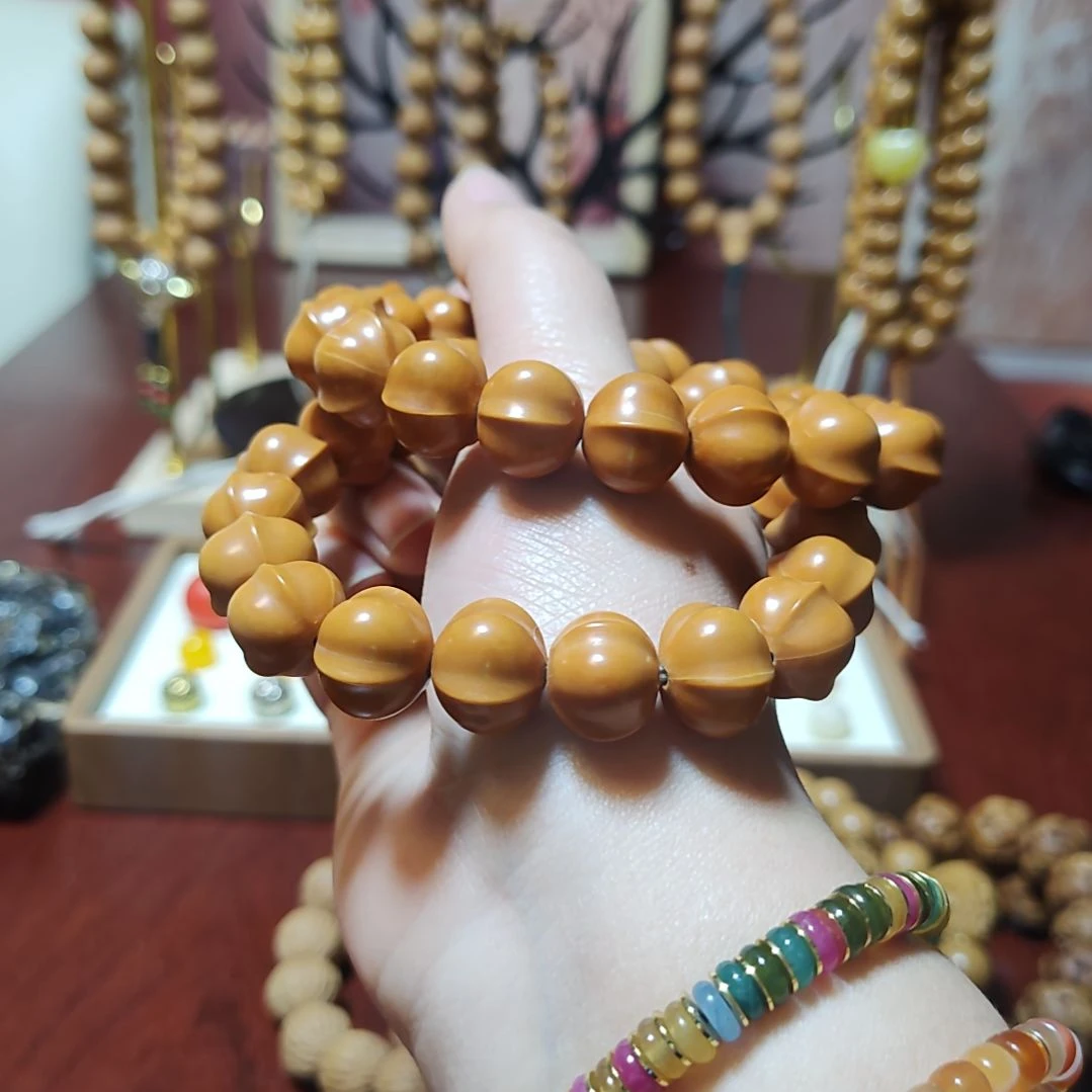 猴头核桃吊坠小鲨鱼背手串