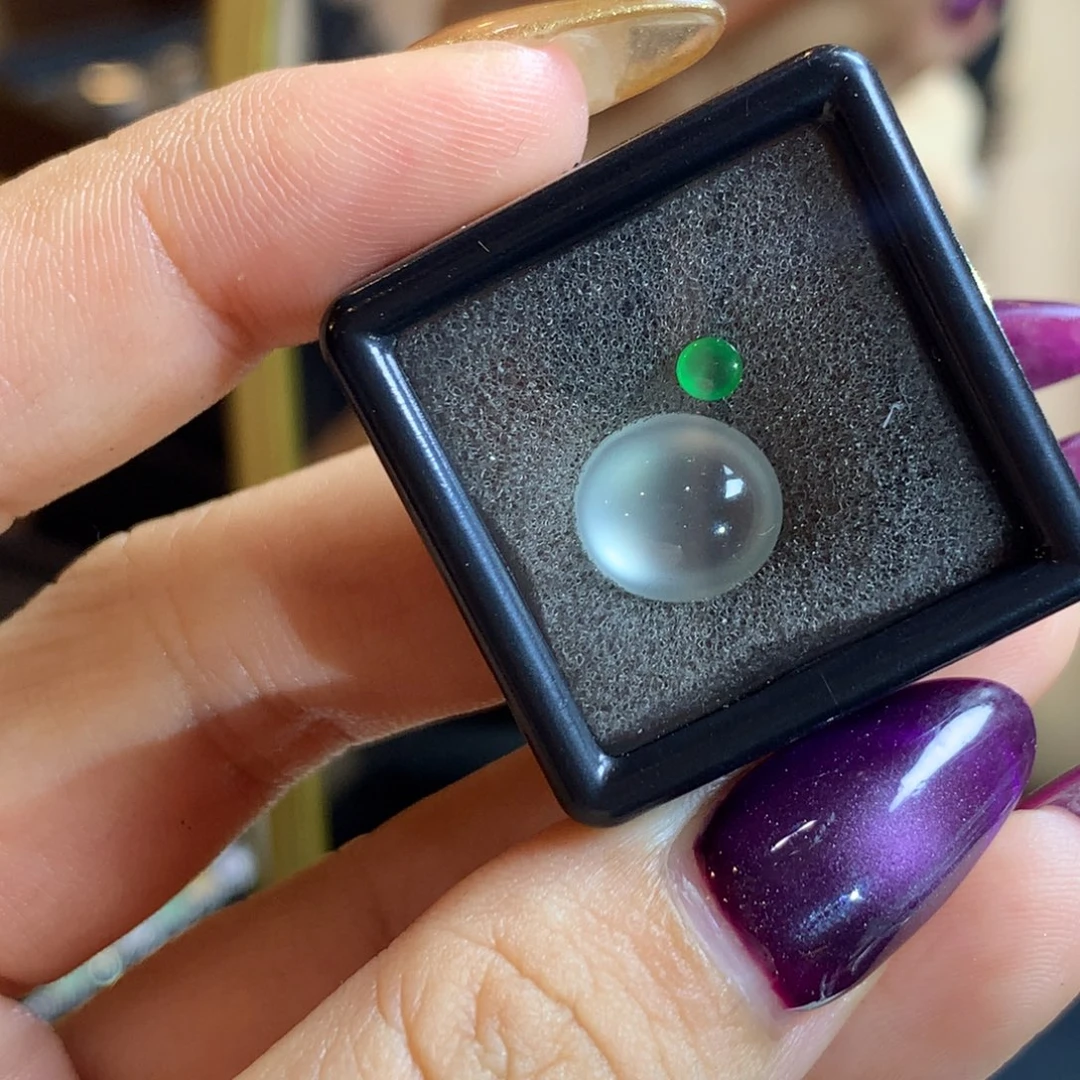 m***，翡翠未镶嵌颈饰蛋面