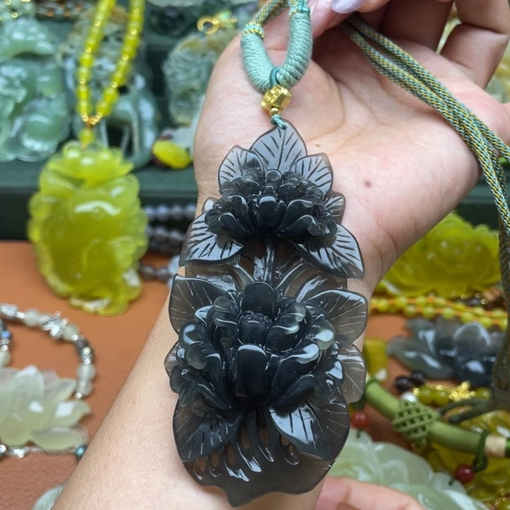 蛇纹石玉未镶嵌颈饰