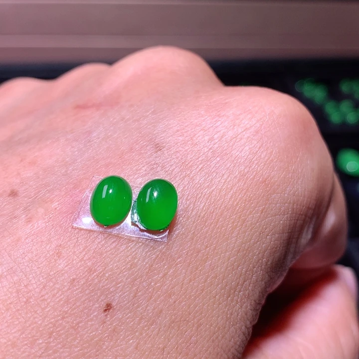 裸石翡翠辣绿色蛋