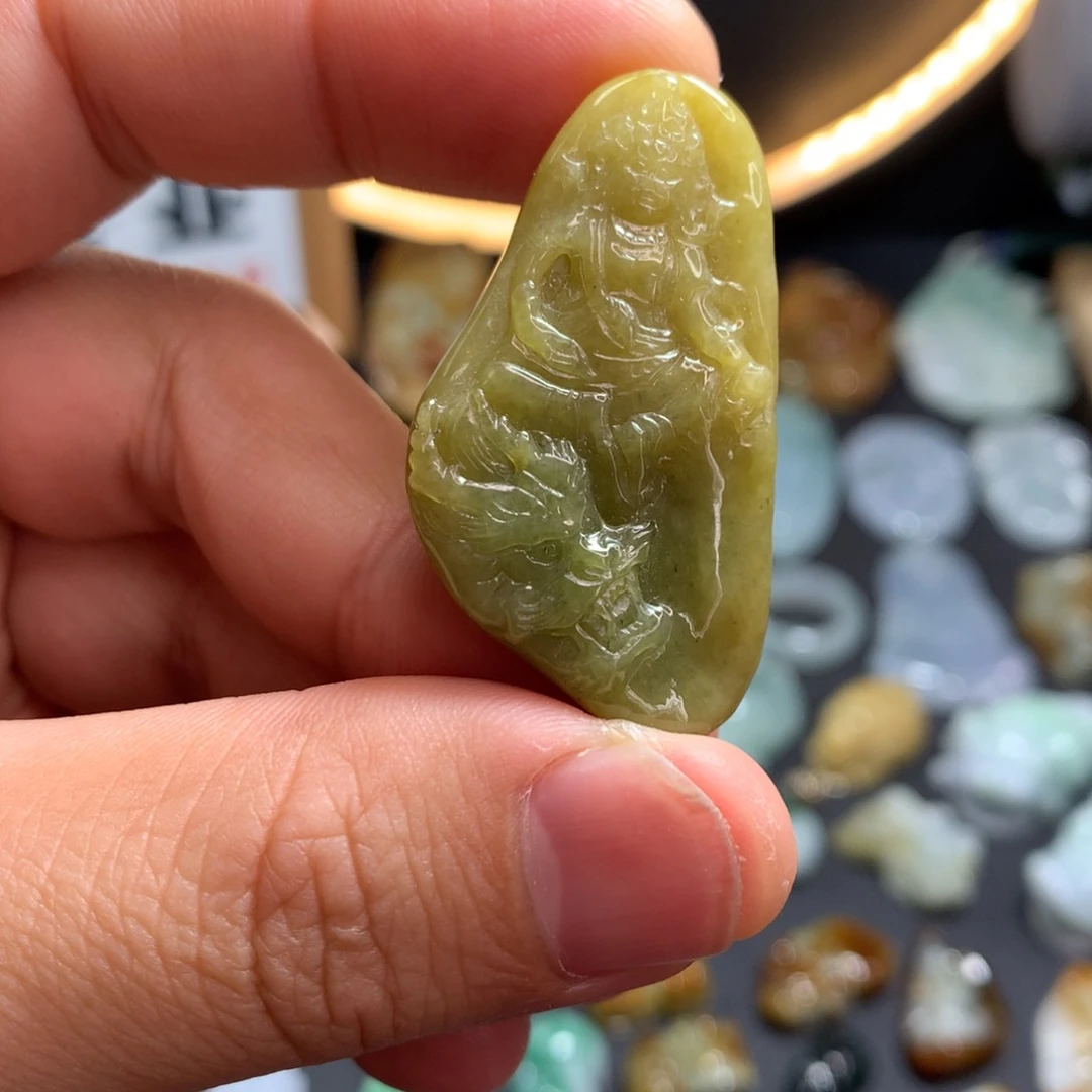 翡翠未镶嵌颈饰御龙黄财神