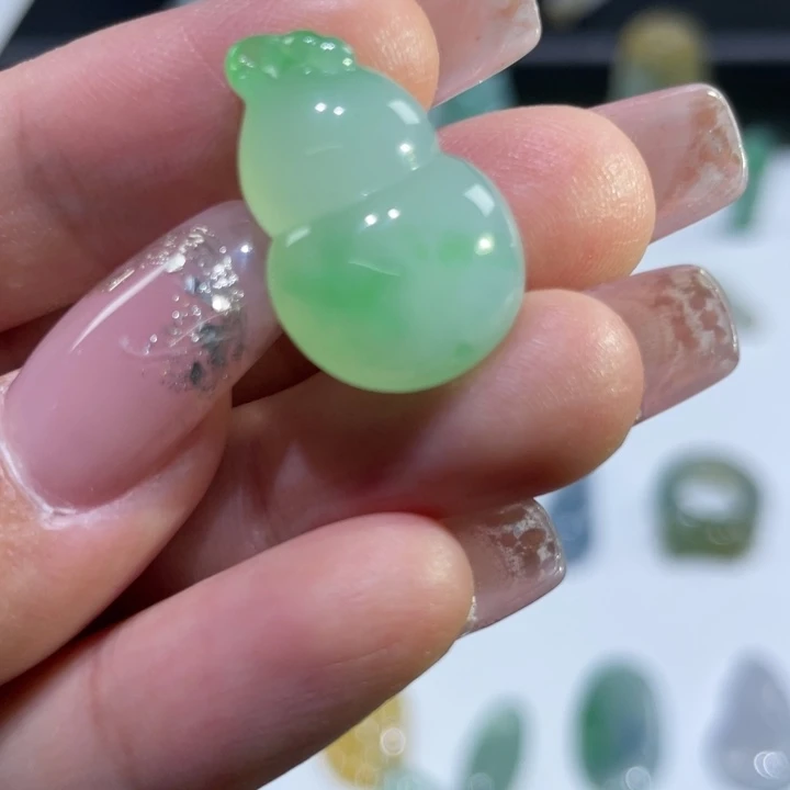 翡翠未镶嵌颈饰葫芦