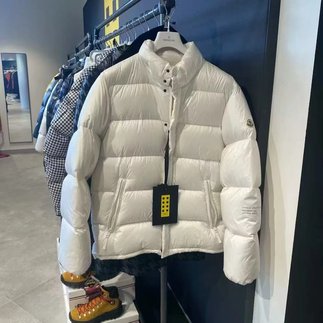 全新未使用 MONCLER 背面字母保暖短款羽绒服 冬季 男女同款 白色