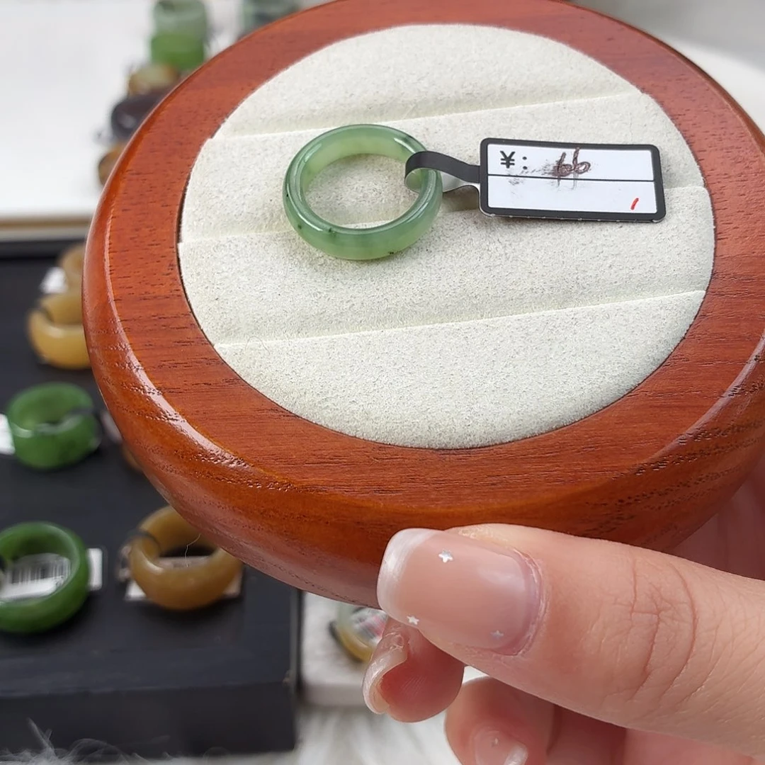 和田玉未镶嵌戒指Q11果绿细条内径16.0