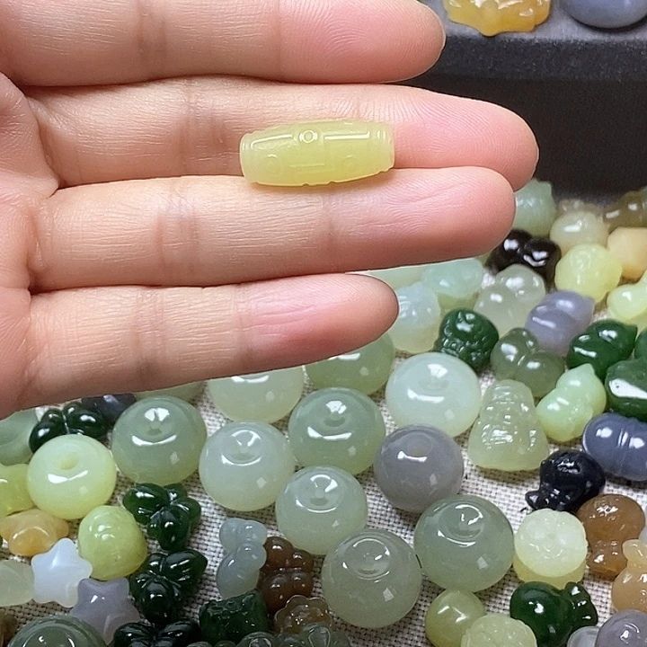 未镶嵌和田玉挂件果**一