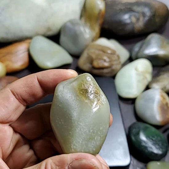 乾***卓未镶嵌和田玉把件